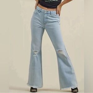NWT Wrangler High Rise Fierce Flare Jeans Light Wash
Distressed Size 10 X 32